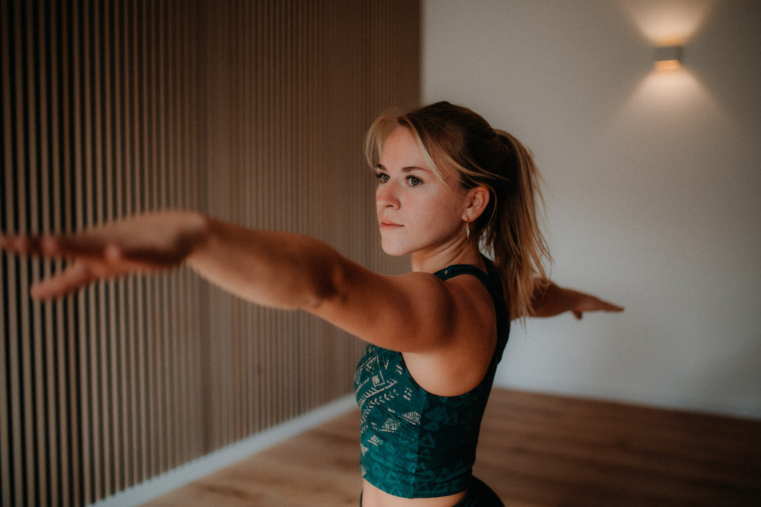 Cosima beim Yoga machen